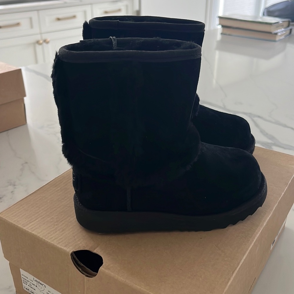 Brand new with box gorgeous black Hadley Uggs size 10! Very warm and fuzzy